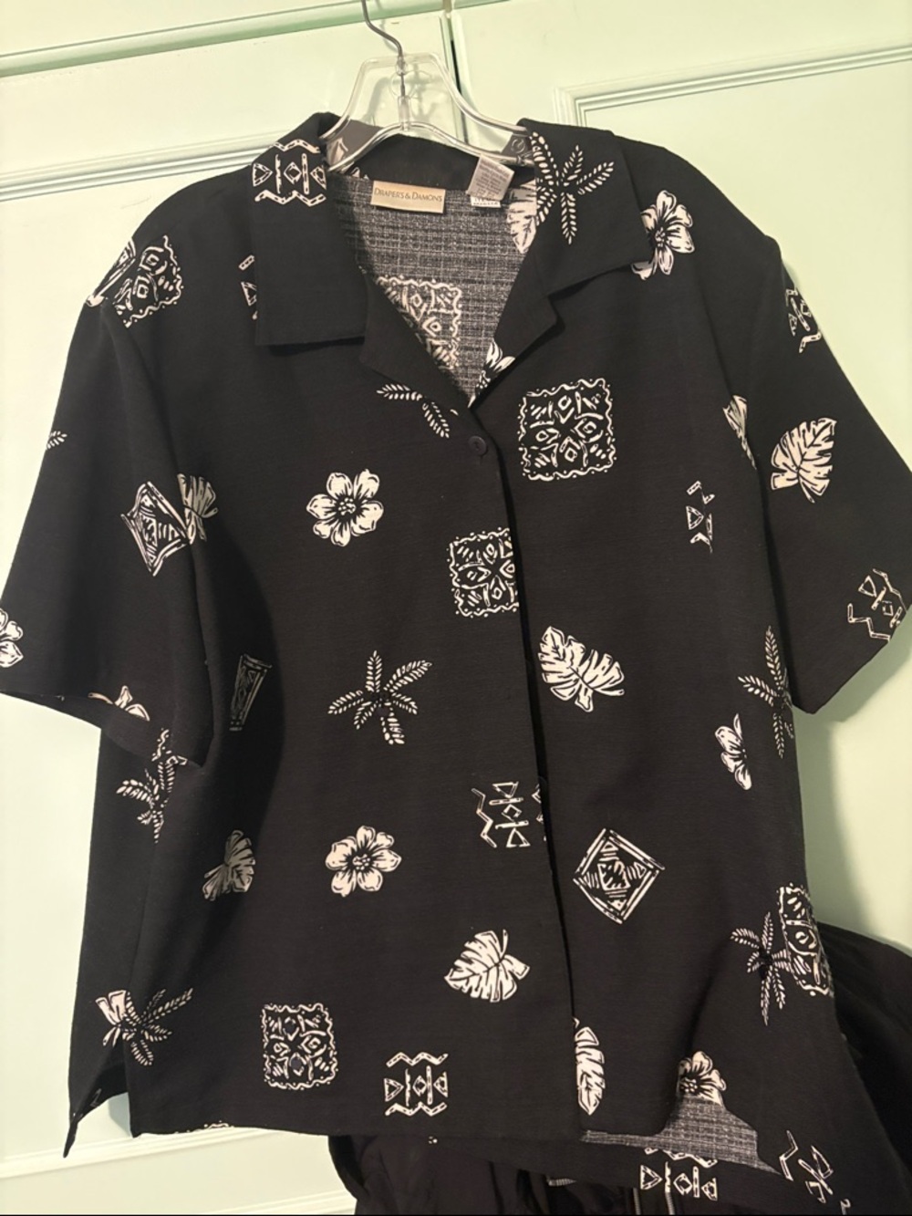 Black Short-Sleeve Hawaiian Button-Down Shirt